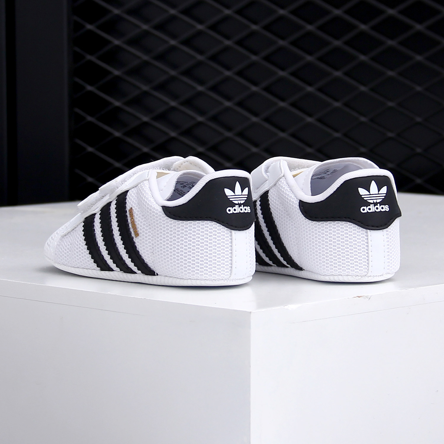 حذاء رياضي أصلي من Adidas SUPE - مراجعة Adidas Shoes Superstar وسعره